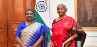 బడ్జెట్ ట్యాబ్ తో రాష్ట్రపతి భవన్ కు నిర్మలమ్మ