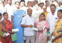 రాష్ట్రాభివృద్ధికి అడ్డుపడుతున్న కేంద్రం : చల్లా