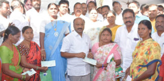 రాష్ట్రాభివృద్ధికి అడ్డుపడుతున్న కేంద్రం : చల్లా