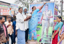 సీపీ రంగనాథ్ ఫ్లెక్సీకి రైతులు పాలాభిషేకం