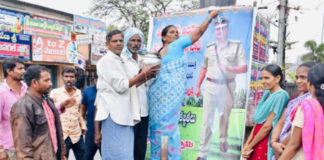 సీపీ రంగనాథ్ ఫ్లెక్సీకి రైతులు పాలాభిషేకం