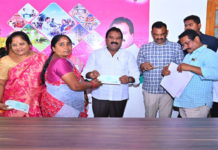 కళ్యాణలక్ష్మి చెక్కులు అందించిన అరూరి