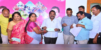కళ్యాణలక్ష్మి చెక్కులు అందించిన అరూరి