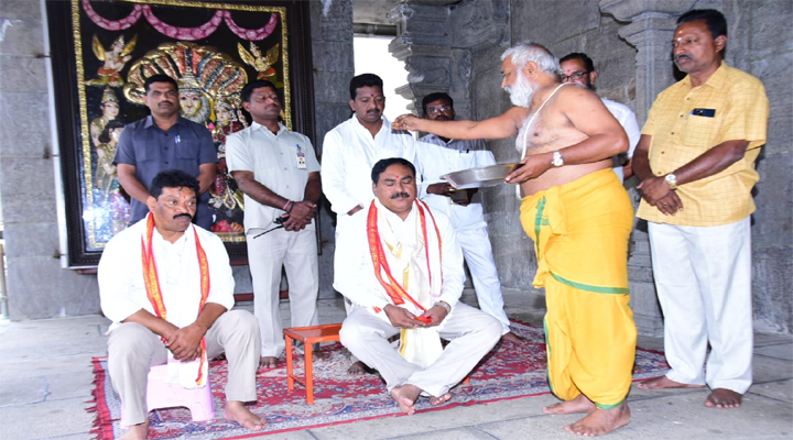 చిల్లర రాజకీయాలు మానుకోండి : ఎర్రబెల్లి