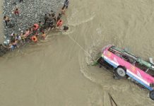 బస్సు నదిలో పడి 18 మంది మృతి