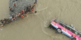 బస్సు నదిలో పడి 18 మంది మృతి