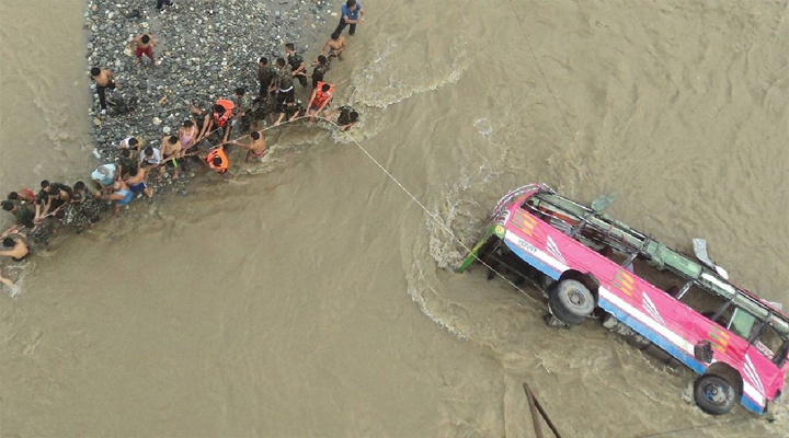 బస్సు నదిలో పడి 18 మంది మృతి