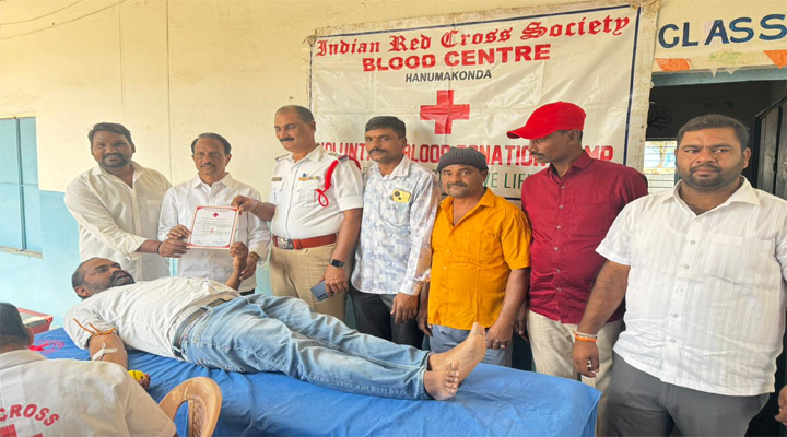 సమాజ సేవలో డ్రైవర్లుండటం అభినందనీయం