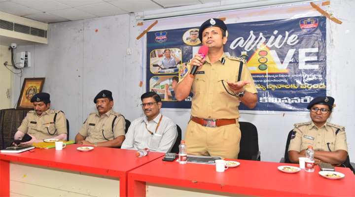 రోడ్డు ప్రమాదాలను నివారిద్ధాం: వరంగల్ సీపీ