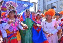 బంజారా మహిళలతో కొండా సురేఖ డ్యాన్స్