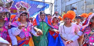 బంజారా మహిళలతో కొండా సురేఖ డ్యాన్స్