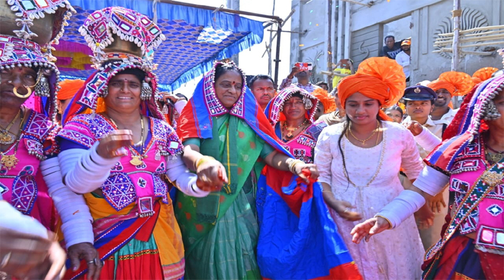 బంజారా మహిళలతో కొండా సురేఖ డ్యాన్స్