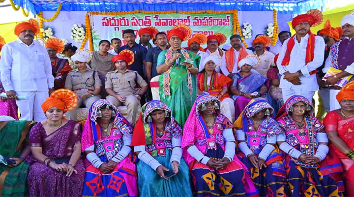 బంజారా మహిళలతో కొండా సురేఖ డ్యాన్స్