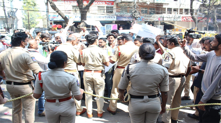 టీజేఎస్ఎఫ్ నాయకుల ఇంటర్ బోర్డు ముట్టడి