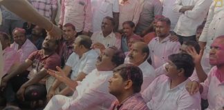 బీఆర్ఎస్ మాజీ ఎమ్మెల్యే అరూరి ధర్నా