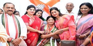 బాధ్యతలు స్వీకరించిన ఎర్రబెల్లి స్వర్ణ