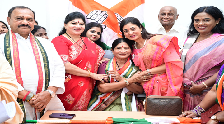 బాధ్యతలు స్వీకరించిన ఎర్రబెల్లి స్వర్ణ